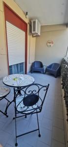 a waiting room with a table and chairs at B&B Civico 51 in San Filippo del Mela +14 photos