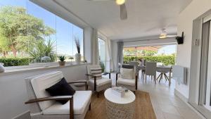 ein Wohnzimmer mit weißen Möbeln und ein Esszimmer in der Unterkunft Casa Hauchart - A Murcia Holiday Rentals Property in Roldán