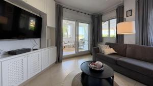 ein Wohnzimmer mit Couch und Flachbildfernseher in der Unterkunft Casa Hauchart - A Murcia Holiday Rentals Property in Roldán