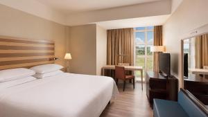 Postel nebo postele na pokoji v ubytování Sheraton Rome Parco de Medici + 76 fotografií