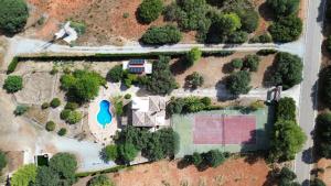 eine Luftansicht eines Hauses mit Tennisplatz in der Unterkunft Villa Rural Paquete in Pozo Alcón + 38 Fotos