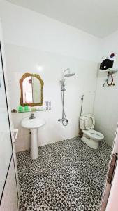 Ένα μπάνιο στο Nhà Nghỉ Đức Anh2