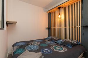 Ένα ή περισσότερα κρεβάτια σε δωμάτιο στο Le Nid des Alpilles - 3 to 4 beds - Air Conditioning - WiFi