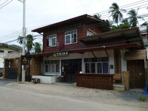 苏梅岛TRIBE by Aforetime的前面有一张桌子的红色建筑