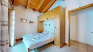 a small bedroom with a bunk bed in it at Plein Ciel VA 050 - MOUNTAIN apartment 6 pers in Veysonnaz