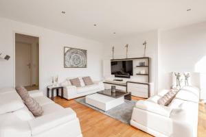 ライプツィヒにある10-12 Personen - Luxus Penthouse Leipzig Zentrum - Thomaskircheの白いソファ2台とテレビ付きの白いリビングルーム