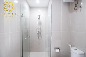 un bagno con doccia in vetro e WC di Royal Suites 2BR at Kalani Tower - Nuvasa Bay a Pulau Nongsa Altre 20 foto