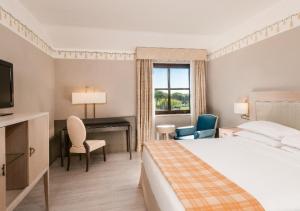 Postel nebo postele na pokoji v ubytování Sheraton Rome Parco de Medici