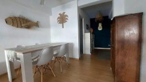 a dining room with a white table and chairs at Apartamento familiar primera línea de playa in Benidorm