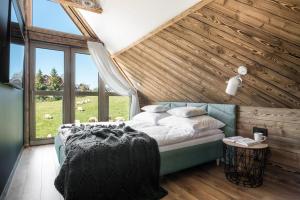 Giường trong phòng chung tại Mountain Base - Osada Szeligówka Premium Houses