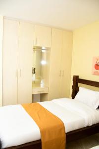 Postel nebo postele na pokoji v ubytování Majestic Fully Furnished 360 Luxury Kitale