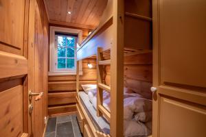 ein kleines Zimmer mit Etagenbetten in einer Hütte in der Unterkunft Trysilfjellet Nord 901 stabur in Trysil + 3 Fotos