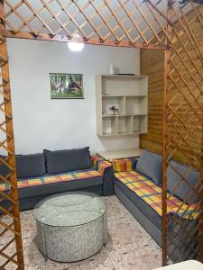 un salon avec un canapé et une table dans l'établissement Ndrezaj House, à Shkodër
