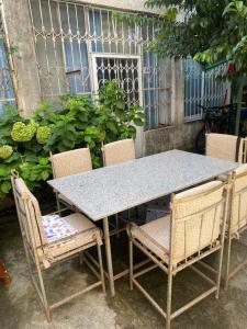une table et des chaises avec une table et quelques plantes dans l'établissement Ndrezaj House, à Shkodër