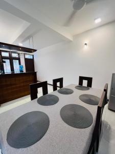 una sala de conferencias con una mesa y ocho sillas en Sunrise Negombo Villa Bens, en Negombo