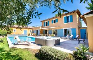 Bazén v ubytování Évasion Provençale : Villa Élégante pour 10 Personnes nebo v jeho okolí