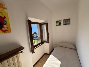 Ένα ή περισσότερα κρεβάτια σε δωμάτιο στο Casa del Borgo Pregasio Garden and view by Gardadomusmea