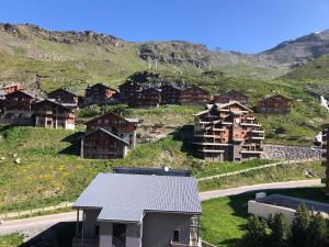 een groep huizen op een heuvel met een weg bij Central Val Thorens - 4 pers - Newly renovated in Val Thorens