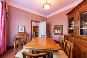 une salle à manger avec une table et des chaises en bois dans l'établissement Ker Mimi - Wifi - Jardin - Véranda, à Mûrs-Érigné 23 autres photos