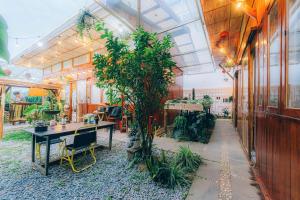 a room with a table and a potted plant at D Home Retreat Hùng Vương Đà Lạt in Khu Chi Lăng