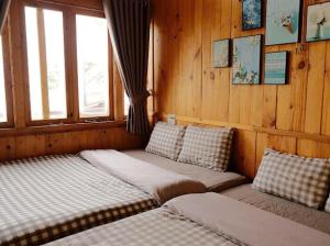 two beds sitting in a room with a window at D Home Retreat Hùng Vương Đà Lạt in Khu Chi Lăng +22 photos