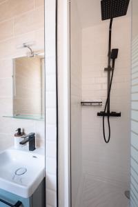 a bathroom with a shower and a sink at Studio rénové - Accès direct Paris in Montreuil