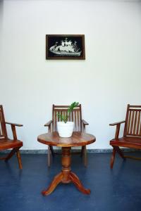 una mesa con una planta con dos sillas en Sureka Home Stay, en Habaraduwa Central 9 fotos más