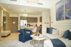 ein Wohnzimmer mit Sofa und Tisch in der Unterkunft Iconic Burj Khalifa, Fountain Views, Luxury 2BR in Sabkhah