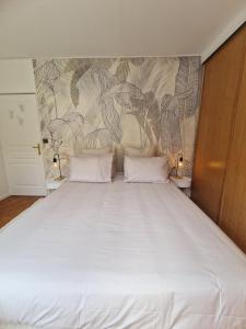 Ένα ή περισσότερα κρεβάτια σε δωμάτιο στο Le Clos Boulingrin - hyper-centre +15 φωτογραφίες