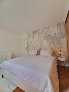 Ένα ή περισσότερα κρεβάτια σε δωμάτιο στο Le Clos Boulingrin - hyper-centre