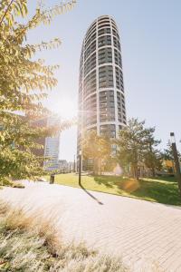 NivyにあるSkau Sky Park Ivory by Zaha Hadid 11 Floor 4 Tower Free Parkingの太陽が輝く高層ビル +16枚の写真