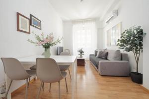 a living room with a table and chairs and a couch at Giuliana Vatican Family Home in Rome