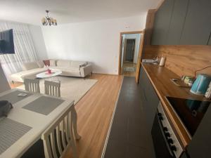 Nhà bếp/bếp nhỏ tại Urban Nest Prishtina +4 ảnh