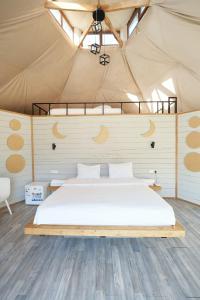 a bedroom with a bed in a tent at Pana Nomad Kolsay in Kurmenty
