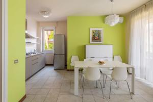 Η κουζίνα ή μικρή κουζίνα στο Trilocale in centro Baveno con giardino