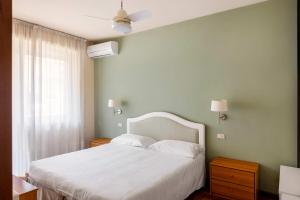 Ένα ή περισσότερα κρεβάτια σε δωμάτιο στο Trilocale in centro Baveno con giardino