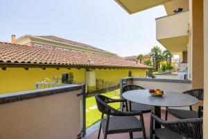 Μπαλκόνι ή βεράντα στο Trilocale in centro Baveno con giardino