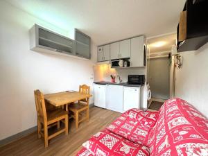 Η κουζίνα ή μικρή κουζίνα στο Résidence Sarvan - Studio pour 2 cuisine équipée et proche des pistes idéal couple MAE-6054
