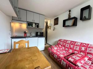 Η κουζίνα ή μικρή κουζίνα στο Résidence Sarvan - Studio pour 2 cuisine équipée et proche des pistes idéal couple MAE-6054