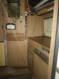 une vue intérieure d'un camping-car avec une cuisine et une porte dans l'établissement Caravan & Smart, à Bangkok