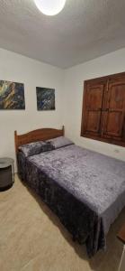 una camera da letto con un letto grande in una stanza di Apartamento Tres Playas a Puerto de Mazarrón Altre 23 foto