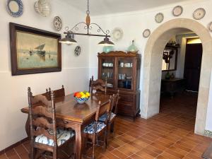 ein Esszimmer mit einem Holztisch und Stühlen in der Unterkunft Campanet Soul Village Home with Pool & Sea Views in Campanet