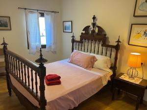 ein Schlafzimmer mit einem Bett, auf dem ein Hund liegt in der Unterkunft Campanet Soul Village Home with Pool & Sea Views in Campanet