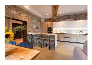 cocina con encimera y barra con taburetes en No. 15 Factory Cooperage, en Millbrook