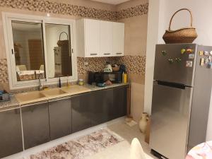 Dapur atau dapur kecil di Cozy apartment by the cost