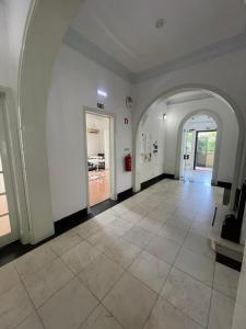 an empty hallway with an archway in a house at Residencial Sky Lounge in Lisbon +29 photos