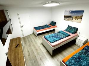 Habitación con 2 camas y TV. en Modern Apartment with Balcony in Duisburg, en Duisburg