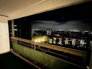 una ventana con vistas a la ciudad por la noche en Modern Apartment with Balcony in Duisburg, en Duisburg