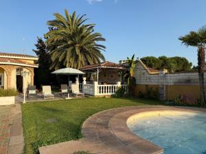 a backyard with a swimming pool and a house at Casa Rural El Limonero in Villanueva de la Serena