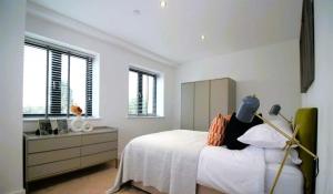 Ένα ή περισσότερα κρεβάτια σε δωμάτιο στο Sophisticated 2 Bedroom apartment in Solihull NEC